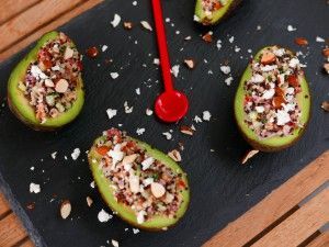 Met quinoa gevulde avocado's