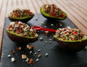 Met quinoa gevulde avocado's