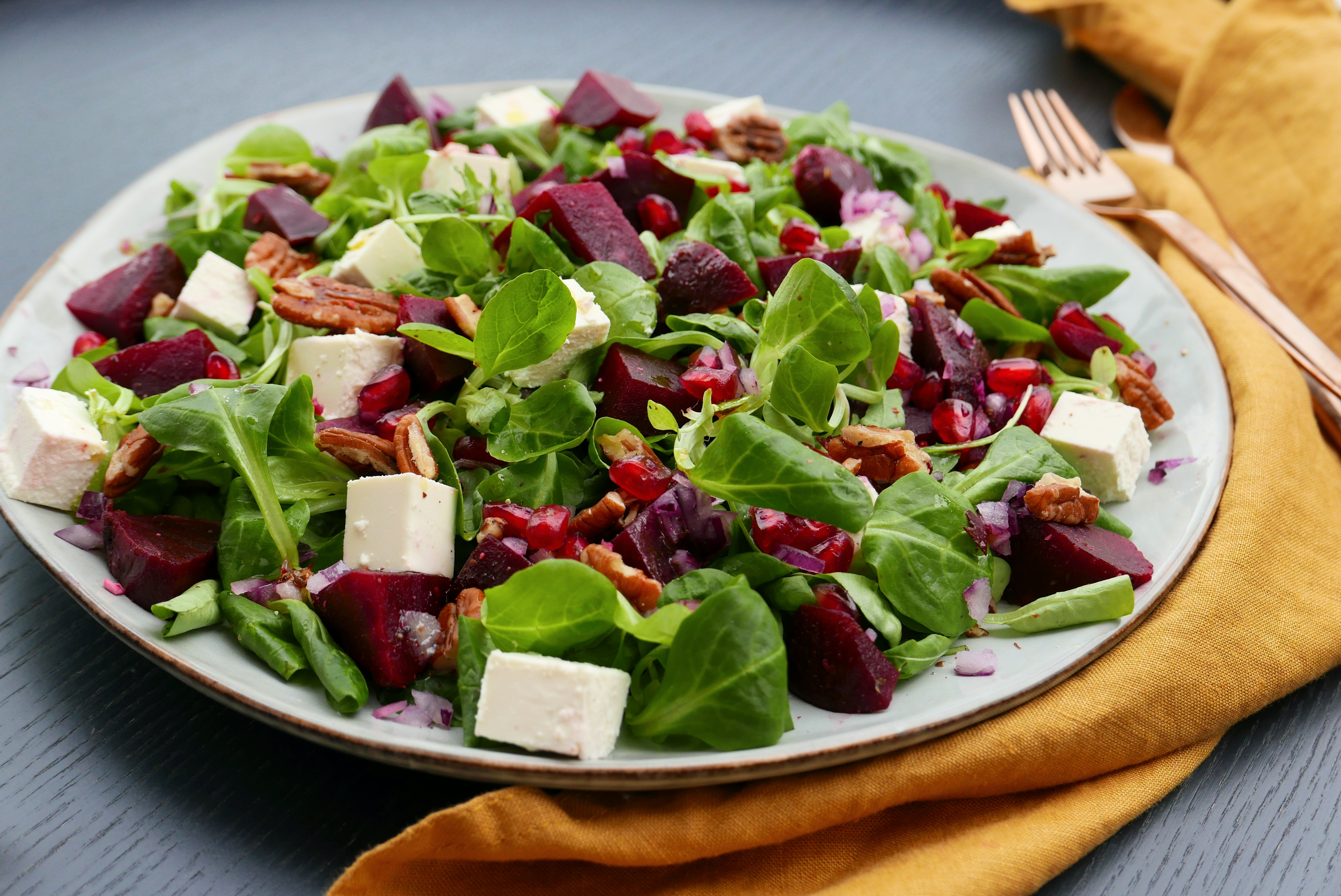 Rode Bietensalade Met Granaatappel Feta En Munt Di tistenpraktijk 